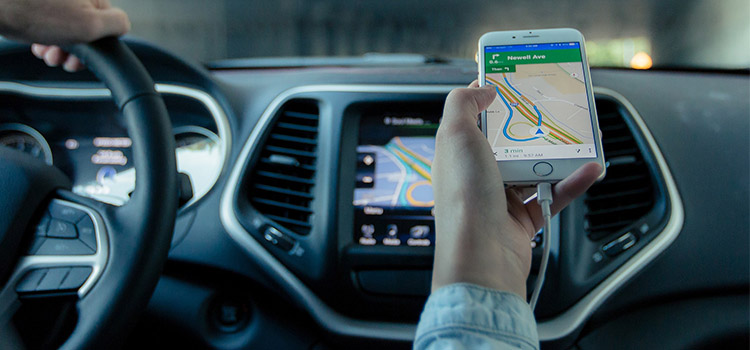 ¿Se puede usar Google Maps mientras conduces?